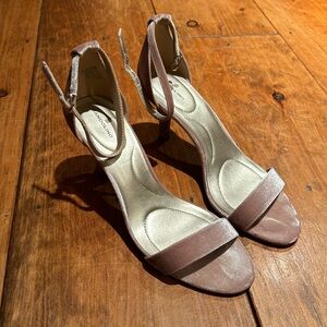 Bandolino velvet high heels size 10 in a dusty pink.